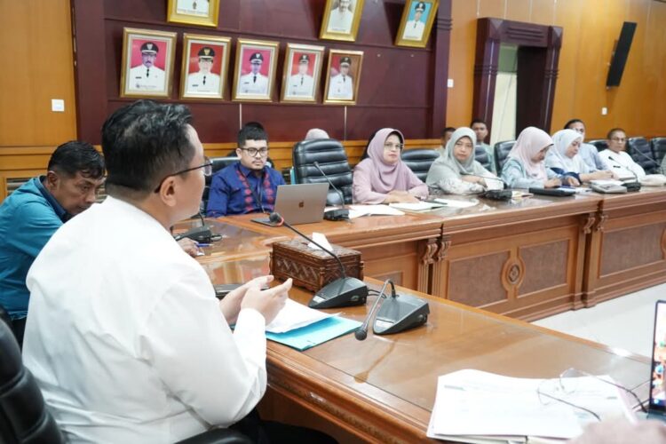 Wakil Bupati Ahmad Fadly bersama Direktur Perumda Tuah Sepakat Ferry Kurniawan. IST
