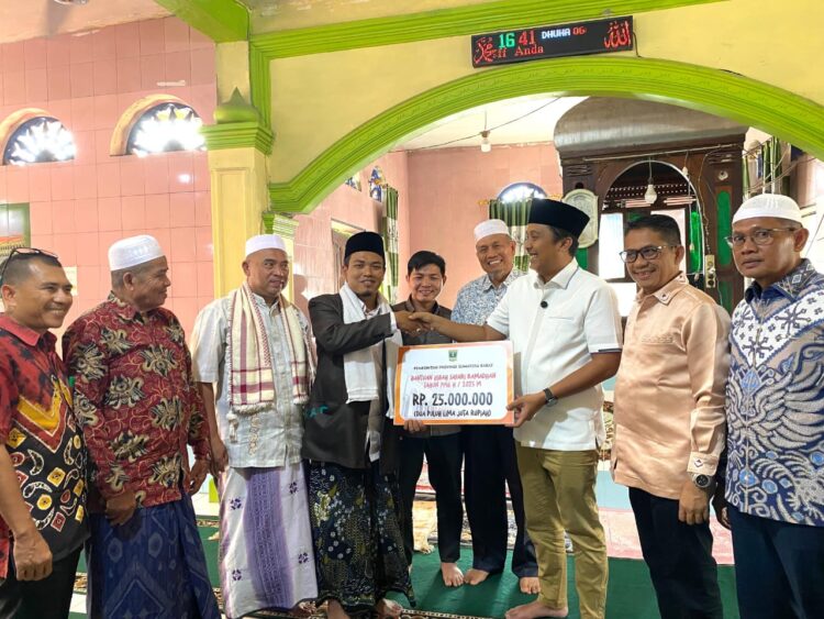 Wagub Sumbar Vasko Ruseimy menyerahkan bantuan kepada  Masjid Nurul Huda Nagari Kasik Putih senilai Rp 25.000.000. OSNIWATI 