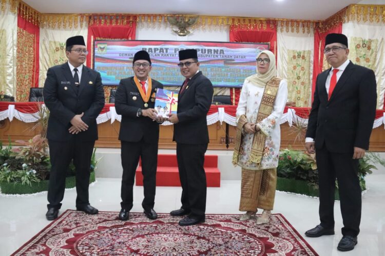 : Bupati Tanah Datar, Eka Putra, didampingi Wakil Bupati Ahmad Fadly, menyampaikan pidato perdana di hadapan DPRD Kabupaten Tanah Datar untuk masa kepemimpinan 2025-2030. IST