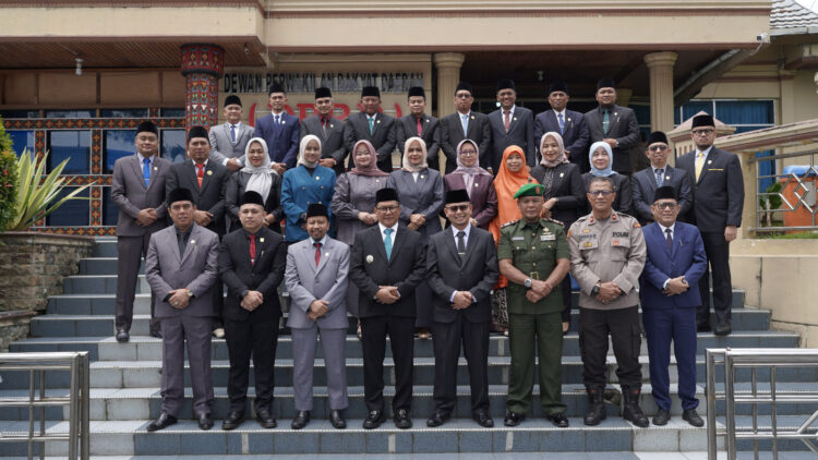 Pimpinan dan anggota DPRD foto bersama dengan kepala daerah dan unsur Forkopimda usai rapat paripurna, Senin (10/3). Gatot