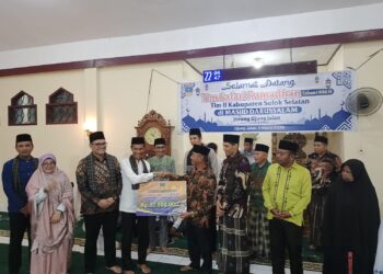 Safari Ramadan Kedua, Wabup Solsel Perkuat Silaturahmi dan Salurkan Bantuan di Masjid Darussalam Nagari Luak Kapau