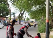 Semarak Ramadan, Ditsamapta Polda Sumbar Atur Lalu Lintas Sembari Berbagi Takjil 