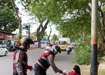 Semarak Ramadan, Ditsamapta Polda Sumbar Atur Lalu Lintas Sembari Berbagi Takjil 