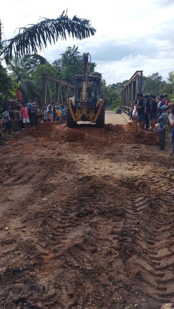 Alat berat milik Pemprov Jambi sedang melakukan penimbunan jalan alternatif yang amblas di Teluk Kayu Putih, Tebo. (ist)