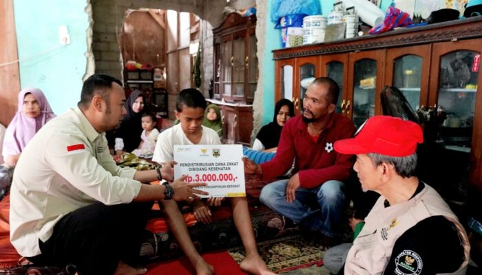 Bupati Sijunjung Bantu Pengobatan Warga Kurang Mampu