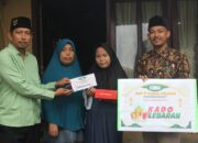 SMP IT Darul Hikmah Pasbar Bagikan Iftar dan Uang Santunan Anak Yatim