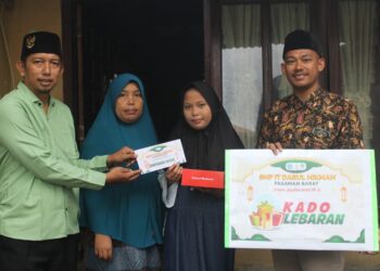 SMP IT Darul Hikmah Pasbar Bagikan Iftar dan Uang Santunan Anak Yatim