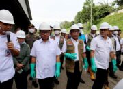 Kepala BNPB Dampingi Menko PMK dan Menko Bidang Pangan Tinjau Penanganan Banjir dan Sampah di Bekasi