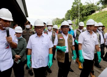 Kepala BNPB Dampingi Menko PMK dan Menko Bidang Pangan Tinjau Penanganan Banjir dan Sampah di Bekasi