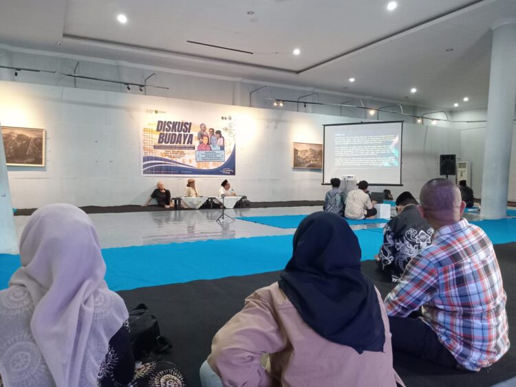 Teks foto: Diskusi Budaya oleh FPSSB yang dihadiri para seniman, budayawan, praktisi, hingga akademisi di ruang lepas Galeri Taman Budaya Disbud Sumbar, Kamis (20/3) kemarin. KIKI NOFRIJUM