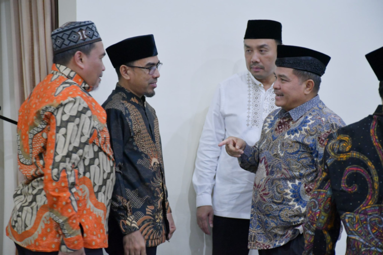 Buka bersama dengan Anggota DPD RI, Muslim M Yatim dan sejumlah tokoh masyarakat, di Mess Pemkab Agam Belakang Balok, Minggu (23/3). IST