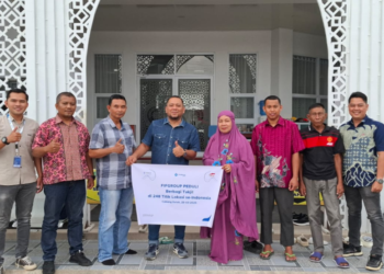 FIFGROUP Cabang Solok Berbagi Takjil di Masjid Syura Pandan