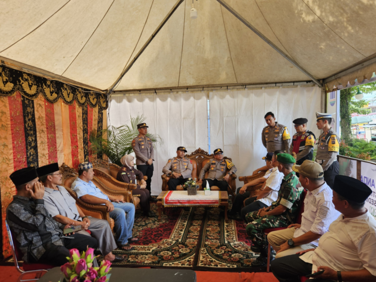 Kapolres Sijunjung AKBP Andre Anas SIK bersama jajaran Forum Koordinasi Pimpinan Daerah (Forkopimda) Sijunjung melakukan kunjungan ke Pos Pengamanan dan Pos Pelayanan Operasi Ketupat Singgalang 2025, Rabu (26/3) Guna memastikan kesiapan personel dan fasilitas dalam mendukung kelancaran dan keamanan arus mudik Lebaran.