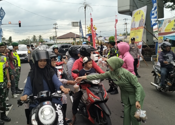 Dandim 0307/TD Bersama Kapolres Tanah Datar Berbagi Takjil untuk Pengendara