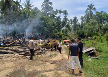Diduga Nyalakan Kembang Api Dalam Rumah, Satu Unit Rumah Kontrakan Ludes Terbakar