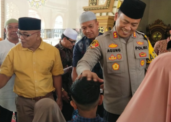 Penghujung Ramadan, Bupati Yulianto dan Kapolres Pasbar Santuni Anak Yatim