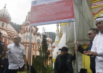 Menteri Koordinator Bidang Pangan Zulkifli Hasan (kedua kiri) bersama Menteri Lingkungan Hidup/Kepala BPLH Hanif Faisol Nurofiq (kiri) dan Gubernur Jawa Barat Dedi Mulyadi (kanan) melakukan penyegelan bangunan di kawasan wisata Hibisc Fantasy Puncak, Bogor, Jawa Barat, Kamis, 6 Maret 2025. /ARIF FIRMANSYAH