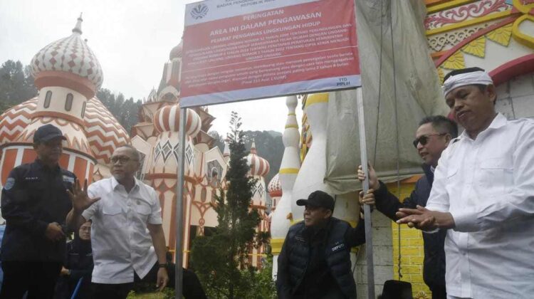 Menteri Koordinator Bidang Pangan Zulkifli Hasan (kedua kiri) bersama Menteri Lingkungan Hidup/Kepala BPLH Hanif Faisol Nurofiq (kiri) dan Gubernur Jawa Barat Dedi Mulyadi (kanan) melakukan penyegelan bangunan di kawasan wisata Hibisc Fantasy Puncak, Bogor, Jawa Barat, Kamis, 6 Maret 2025. /ARIF FIRMANSYAH