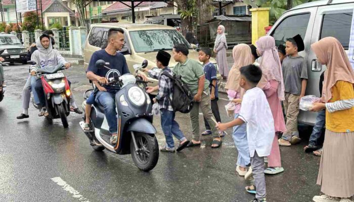 Ramadan Berkah, Siswa SDN 05 Pauh Lubuk Sikaping Berbagi Takjil untuk Masyarakat