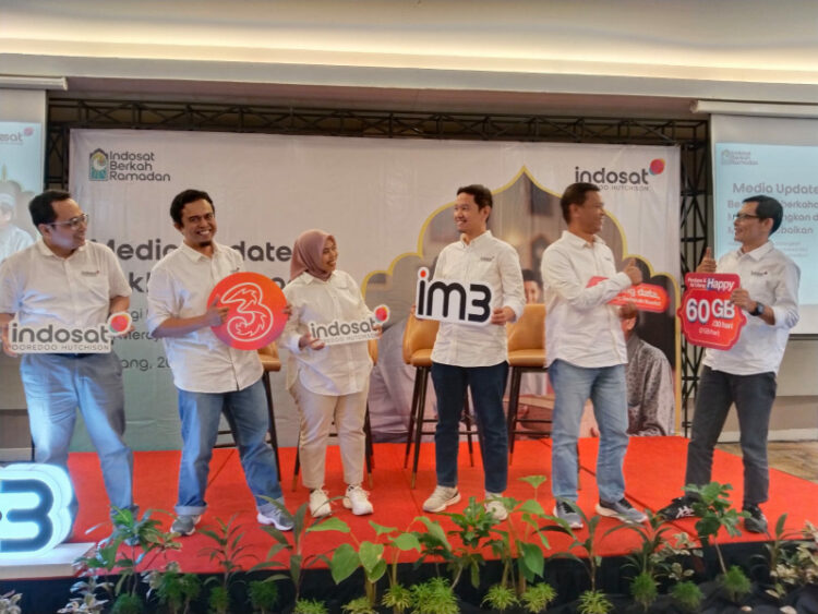 Manajemen Indosat Ooredoo Hutchison (IOH) saat acara buka puasa bersama wartawan di ZHM Premiere Hotel, Padang, Kamis (20/3). IST