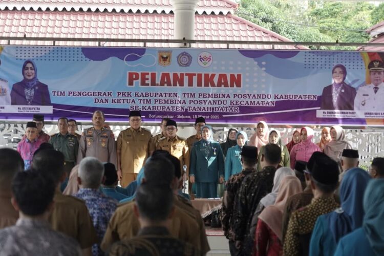 Bupati Eka Putra, Ketua TP-PKK Lise Eka Putra, bersama Pengurus PKK Kabupaten Tanah Datar di Aula Rumah Dinas Indo Jalito Batusangkar. IST