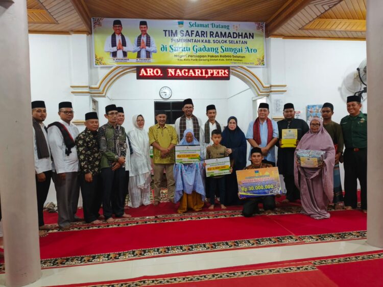 Anggota DPRD Solok Selatan (Solsel) Sultan Alif Baloen dan Erwin Ali saat mendampingi Wakil Bupati Solok Selatan, Yulian Efi, dalam kunjungan Tim Safari Ramadan (TSR) di Kecamatan Koto Parik Gadang Diateh. IST
