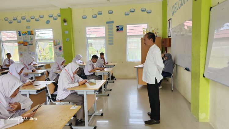 Siswa kelas XII MAN 2 Bukittinggi tengah mengikuti Ujian Madrasah (UM) tahun ajaran 2024- 2025, Senin (10/3). Gatot 