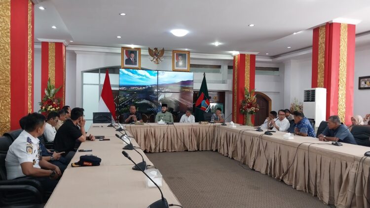 Wali Kota Padang Fadly Amran mengadakan pertemuan dengan Komunitas Pedagang Pasar (KPP) Padang serta beberapa perwakilan pedagang di kawasan Pasar Raya Padang, di Gedung Putih Kediaman Resmi Wali Kota, Selasa (11/3). IST