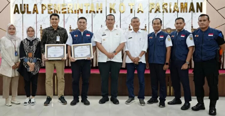 Tim TJSL KAI Divre II Sumbar menerima piagam penghargaan dari Wali Kota Pariaman, Yota Balad di Kantor Wali Kota Pariaman, Rabu (12/3/2025).