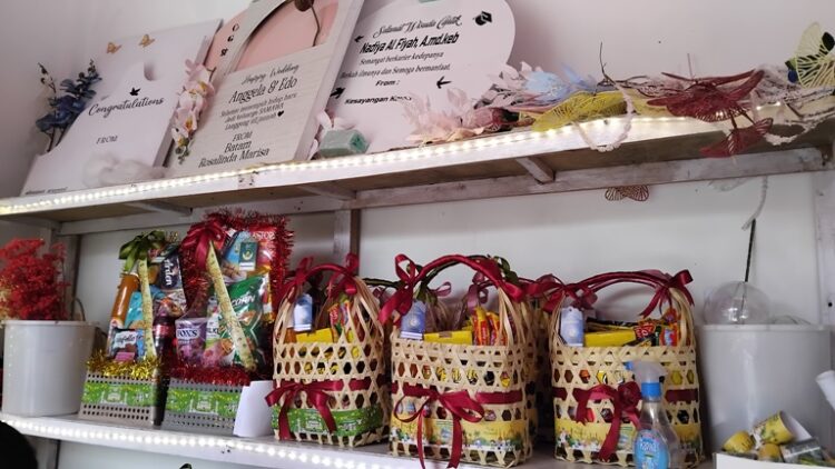 Toko bunga Bouquet Pariaman menyediakan paket parsel lebaran dengan isian aneka jajanan ringan, kue kering hingga minuman atau sirup.MITHA