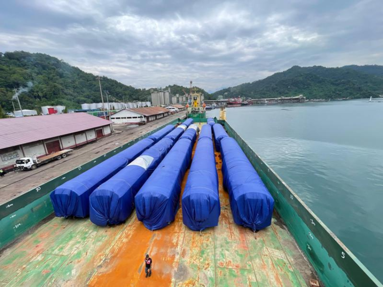 Sebanyak 12 unit kereta api baru tiba di Pelabuhan Teluk Bayur, Padang. Jumat (21/3) kemarin. IST/KAI