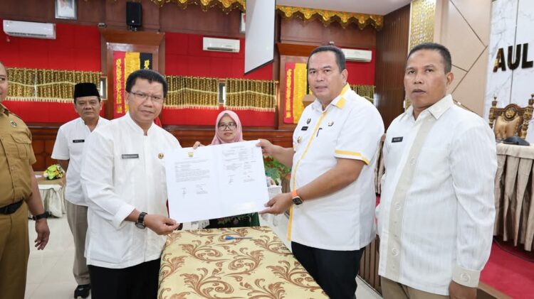 Jajaran pimpinan organisasi perangkat dan daerah (OPD) beserta camat di lingkungan pemerintah Kota Pariaman menandatangani perjanjian kinerja dengan Wali Kota di Aula Balaikota Pariaman, Senin (10/3). IST