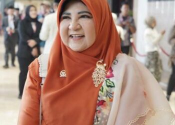 Nevi Zuairina Bagikan Ribuan Takjil di Sumbar II