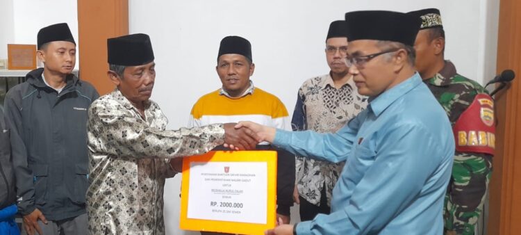 –Penyerahan bantuan untuk Musala Nurul Falah oleh TSR Nagari Gadut, Kamis (6/3) malam. IST