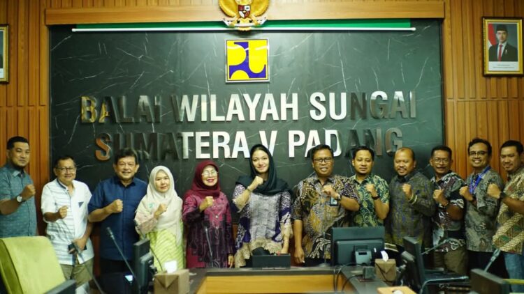 Bupati Dharmasraya Annisa Suci Ramadhani saat berkoordinasi dengan Kepala Balai Wilayah Sungai V.ist