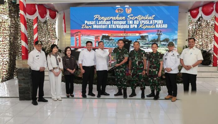 Menteri Nusron Serahkan Sertifikat Tanah untuk Puslatpur Kodiklat TNI AD Terluas se-Asia
