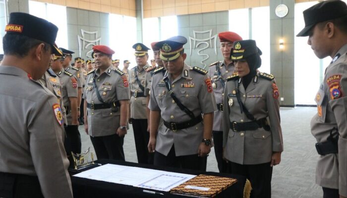 Enam Pejabat Utama Polda Sumbar Sertijab