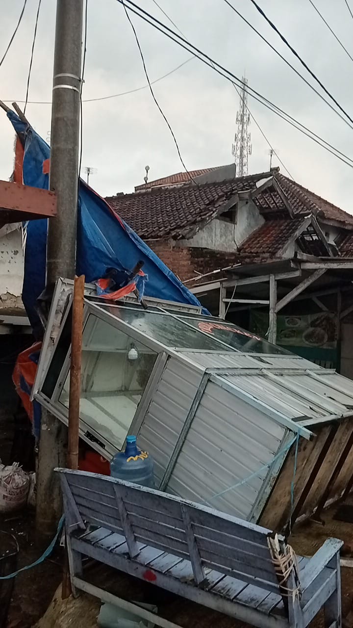 Peristiwa angin kencang di Kab Indramayu, Jabar pada Minggu (16/3). Sumber foto/video: BPBD Kab Indramayu