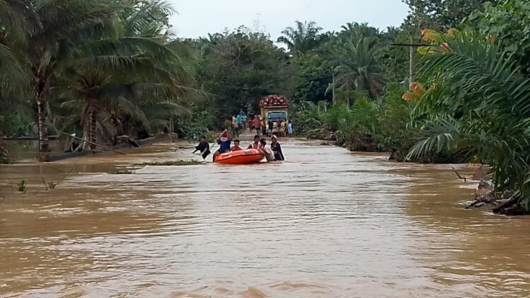 Personil BPBD Kabupaten Padang Lawas menyerahkan bantuan sembako kepada warga terdampak banjir yang melanda wilayah Kecamatan Hutaraja Tinggi dan Aek Nabara Barumun, pada Selasa (18/3).

Foto: BPBD Kabupaten Padang Lawas