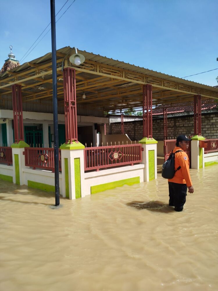 Potret dampak banjir yang mengakibatkan 653 unit rumah terendam di Kab. Pati, pada Minggu (16/3).

Sumber Foto: BPBD Kab. Pati