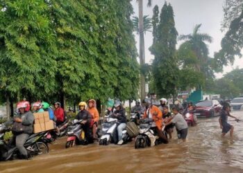 Terobos Banjir, Puluhan Motor Mogok di Pesanggrahan Jakbar