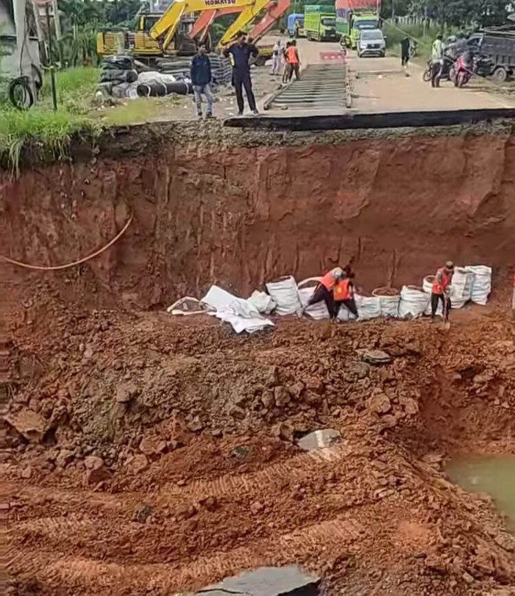 Pembuatan jembatan darurat Bailey di lokasi Jalinsum yang putus terus dikebut.ist