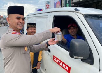 Bagikan Ratusan Paket Takjil, Polres Solsel Imbau Masyarakat Tertib Berlalu Lintas