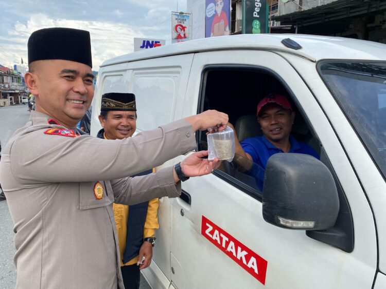Kepolisian Resor (Polres) Solok Selatan (Solsel) membagikan 250 paket menu takjil kepada masyarakat dan pengguna jalan di wilayah setempat. IST