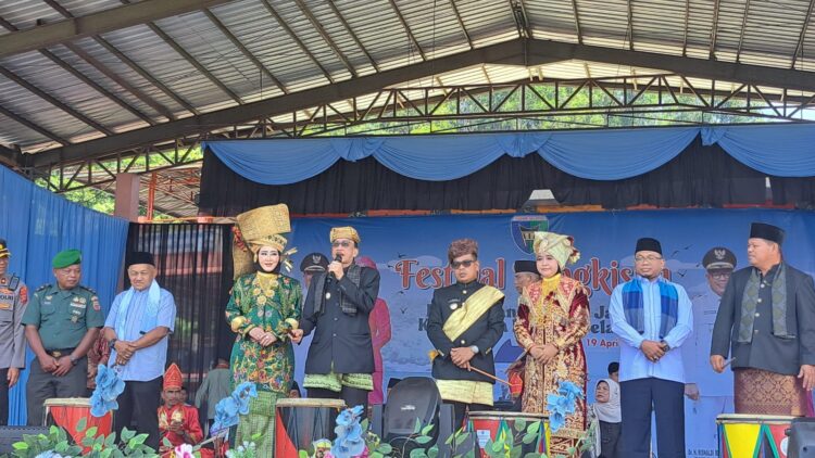 Festival Langkisau 2025 resmi dibuka oleh Bupati Pesisir Selatan Hendrajoni di panggung utama kawasan wisata Pantai Carocok Painan, Senin (14/4). IST
