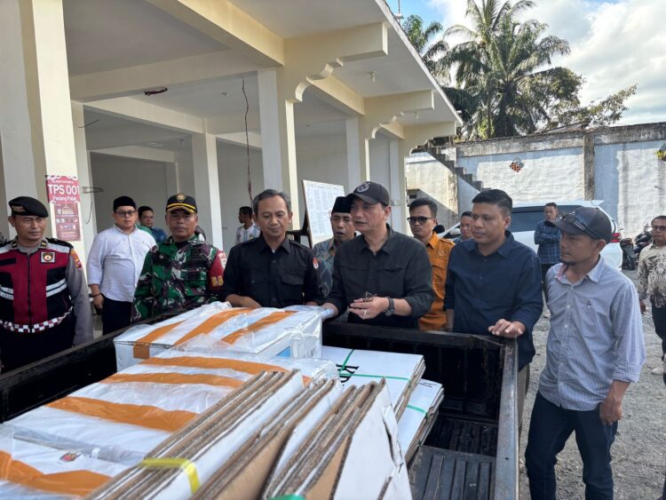 Komisioner KPU Sumbar Jons Manedi saat mendampingi kunjungan KPU RI, di salah satu TPS PSU Pasaman, Jumat (18/4/2025). FARDIANTO
