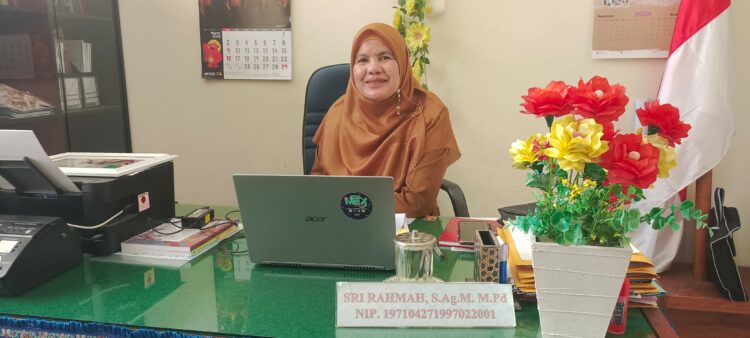 Ket: Sri Rahmah S. Ag Kepsek SMA 1 Kamang Magek. REZKY