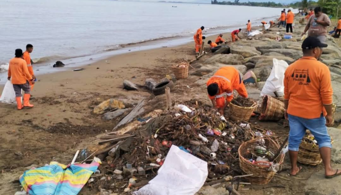 Pasukan Orange Bersihkan Sampah di Pantai Padang