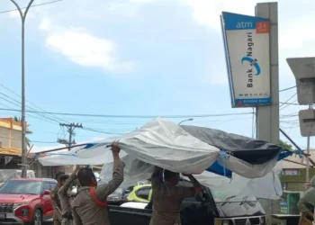 Satpol PP Padang Tertibkan PKL di Pasar Bandar Buat