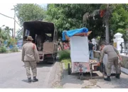 Satpol PP Tertibkan PKL yang Berjualan di Badan Jalan